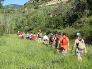 Los excursionistas cerca del río