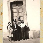 FOTO EN LA ESTACIÓN DE TORÁS. EN LA FOTO MIGUEL ALCAIDE PÉREZ, DOLORES FLOR MARTÍN, ISABEL ALCAIDE FLOR, DOLORES ALCAIDE FLOR, UN EMPLEADO Y UN GUARDIA CIVIL (EXISTÍA UN CUARTEL EN LA ESTACIÓN).