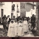 CELEBRACIÓN DE LA 1ª COMUNIÓN EN LOS AÑOS 40. ENTRE LAS NIÑAS DE BLANCO DOLORES FLOR. A LA IZQUIERDA CON CHAQUETA NEGRA Y FALDA BLANCA CONSUELO MACIÁN FLOR. FOTO DE FRANCISCO MIRAS