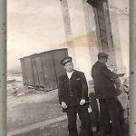 ESTACIÓN DE TORÁS SOBRE 1950. EN LA FOTO EL JEFE DE ESTACIÓN MIGUEL ALCAIDE PÉREZ Y UN GUARDAAGUJAS