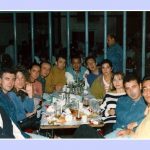 CENA DE UNOS AMIGOS EN FIESTAS ANTES DE UN TORO "EMBOLAO", AÑOS 80. FOTO DE FRANCISCO MIRAS