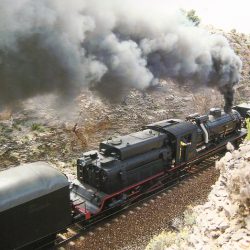 Tren del centenario atravesando las trincheras contiguas a los puentes de la Fuensanta. El tren se abre paso dirección Torás-Bejís. Fotografía de V. Gómez